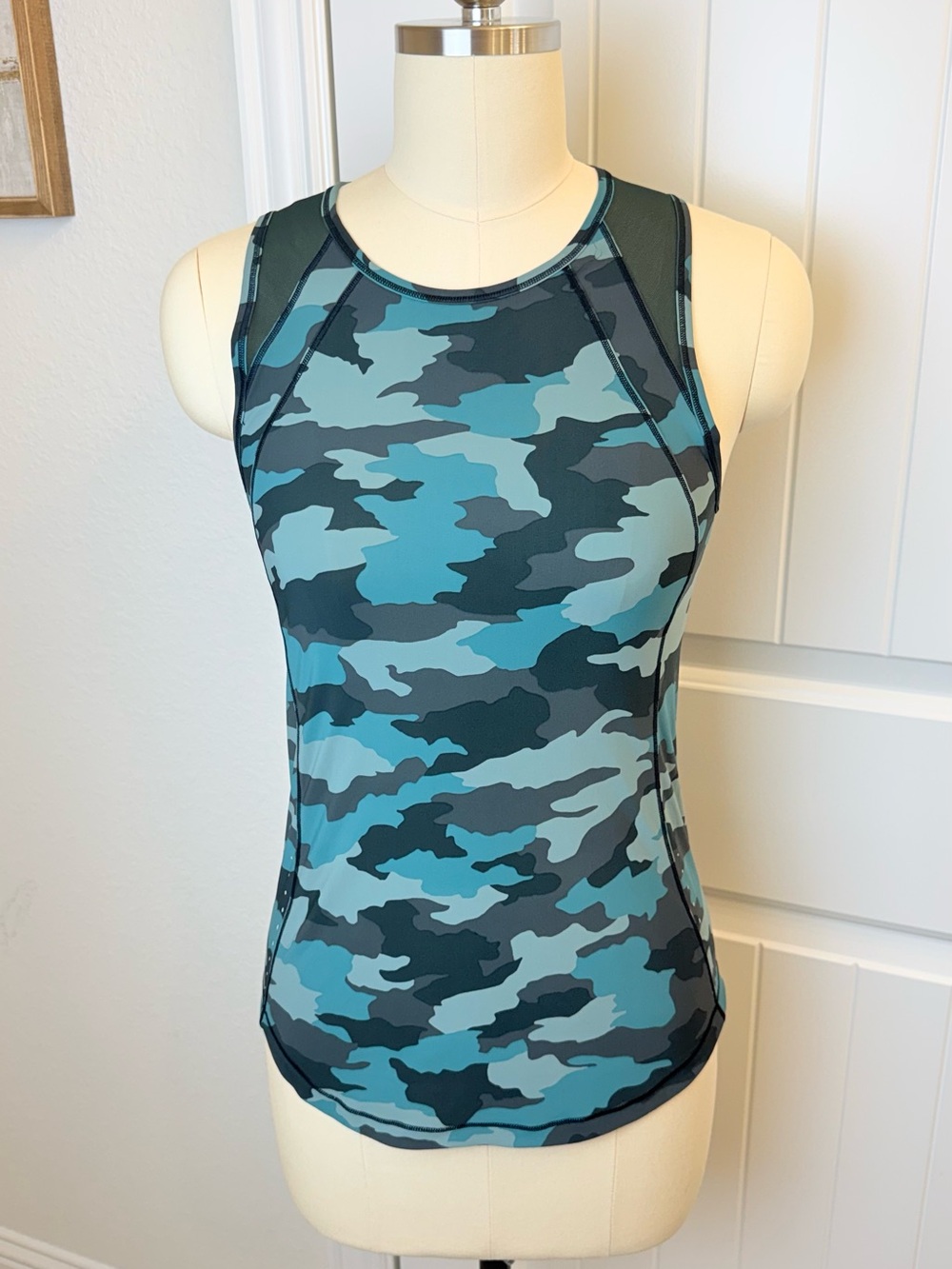 Lululemon Camo print sculpt tank sz M 6/8